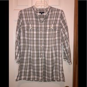 Size M lightweight cotton button-down Gap shirt 🌻